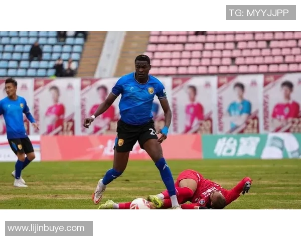 足球明星进球庆祝瞬间完美合拍展现激情与荣耀的时刻