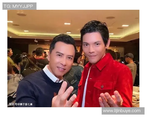 足球明星展现完美腹肌引领健康生活新风潮的广告视频